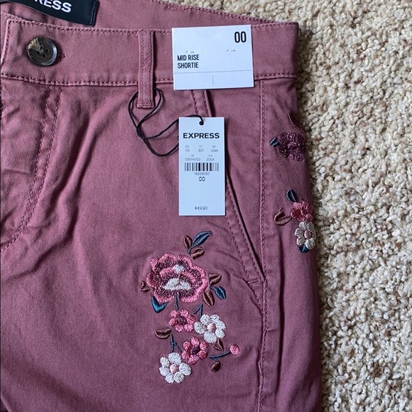 NWT Embroidered floral pink twill shorts - Picture 2 of 4